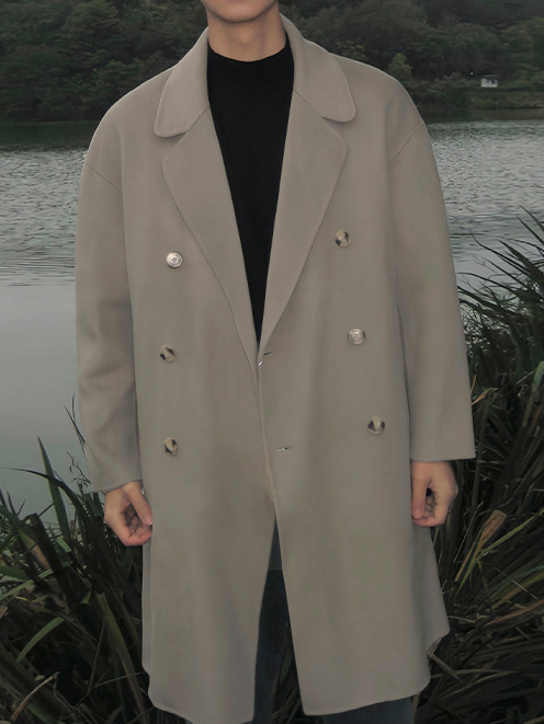 Vyrinis vilnonis paltas su kubanų apykakle, dvigubai užsegamas, storas, vidutinio ilgio
