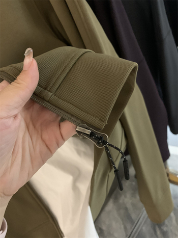 Muška jakna od najlonske smjese sa stojećim ovratnikom i zatvaračem na zip, prilagođeni kroj, podstava od poliestera