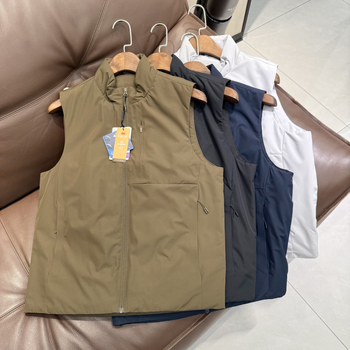 Medvilninė pūkinė liemenė su stačiu kaklu — užpildas ys2009, poliesterio išorinis audinys ir pamušalas, užtrauktinės kišenės, be gobtuvo, lauko žiemai 2025