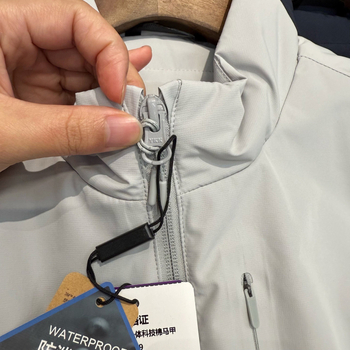 Medvilninė pūkinė liemenė su stačiu kaklu — užpildas ys2009, poliesterio išorinis audinys ir pamušalas, užtrauktinės kišenės, be gobtuvo, lauko žiemai 2025