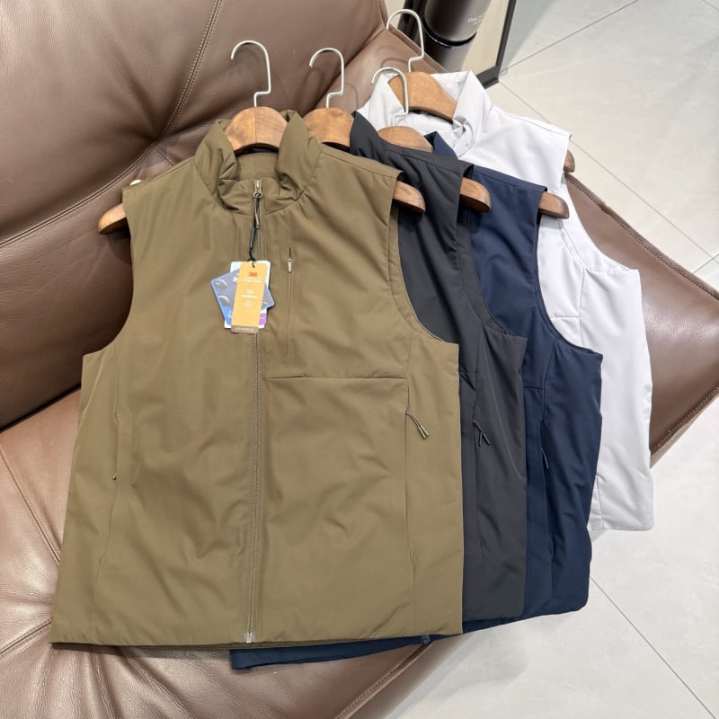 Medvilninė pūkinė liemenė su stačiu kaklu — užpildas ys2009, poliesterio išorinis audinys ir pamušalas, užtrauktinės kišenės, be gobtuvo, lauko žiemai 2025