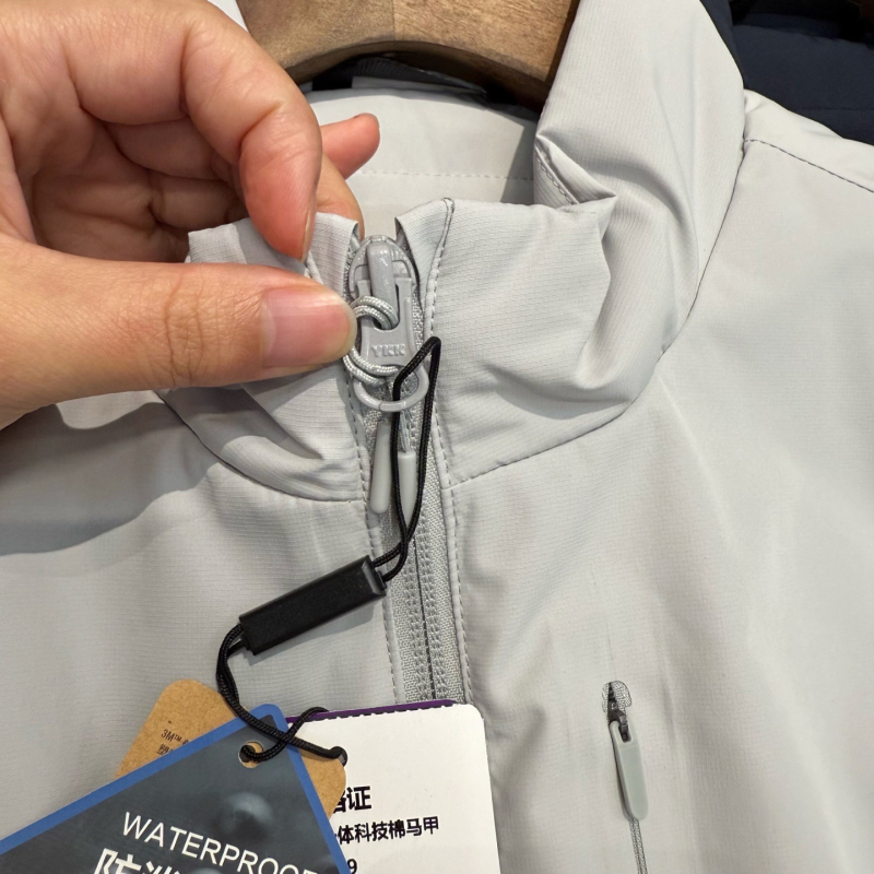 Medvilninė pūkinė liemenė su stačiu kaklu — užpildas ys2009, poliesterio išorinis audinys ir pamušalas, užtrauktinės kišenės, be gobtuvo, lauko žiemai 2025