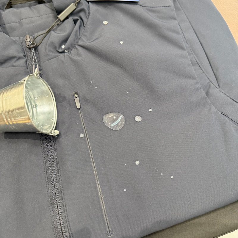 Medvilninė pūkinė liemenė su stačiu kaklu — užpildas ys2009, poliesterio išorinis audinys ir pamušalas, užtrauktinės kišenės, be gobtuvo, lauko žiemai 2025