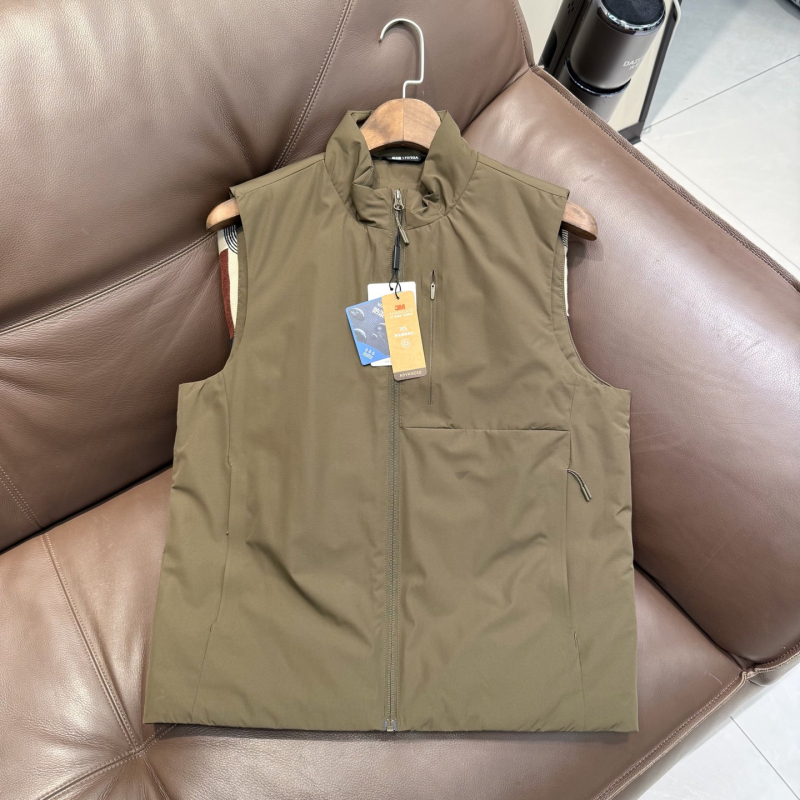 Medvilninė pūkinė liemenė su stačiu kaklu — užpildas ys2009, poliesterio išorinis audinys ir pamušalas, užtrauktinės kišenės, be gobtuvo, lauko žiemai 2025