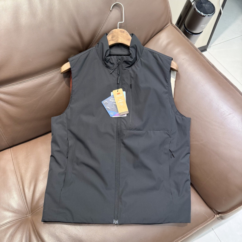 Medvilninė pūkinė liemenė su stačiu kaklu — užpildas ys2009, poliesterio išorinis audinys ir pamušalas, užtrauktinės kišenės, be gobtuvo, lauko žiemai 2025