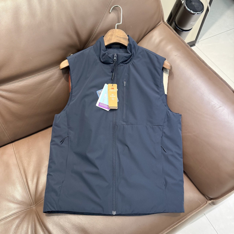 Medvilninė pūkinė liemenė su stačiu kaklu — užpildas ys2009, poliesterio išorinis audinys ir pamušalas, užtrauktinės kišenės, be gobtuvo, lauko žiemai 2025