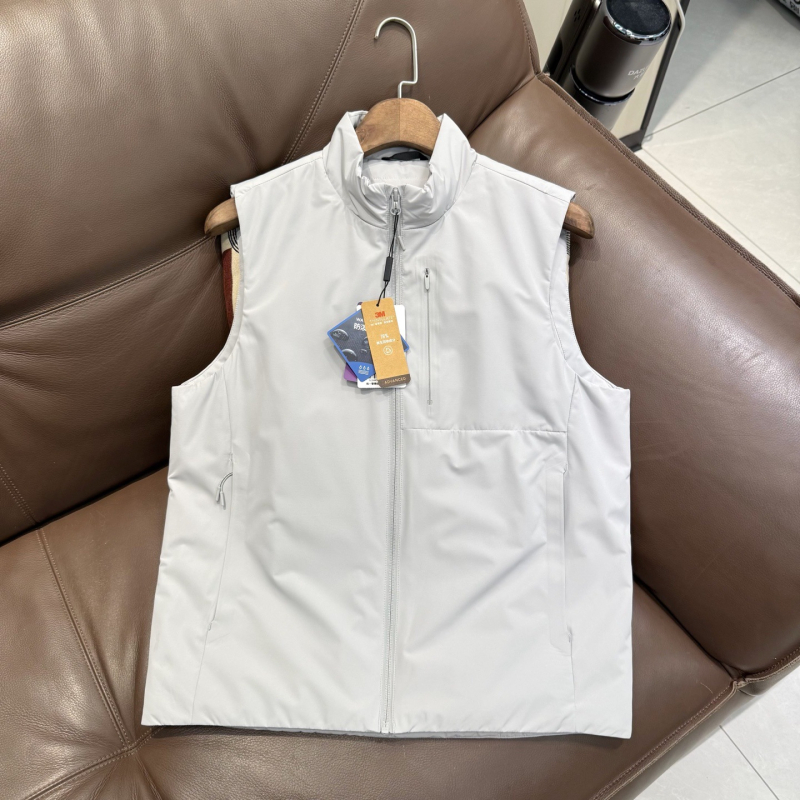 Medvilninė pūkinė liemenė su stačiu kaklu — užpildas ys2009, poliesterio išorinis audinys ir pamušalas, užtrauktinės kišenės, be gobtuvo, lauko žiemai 2025