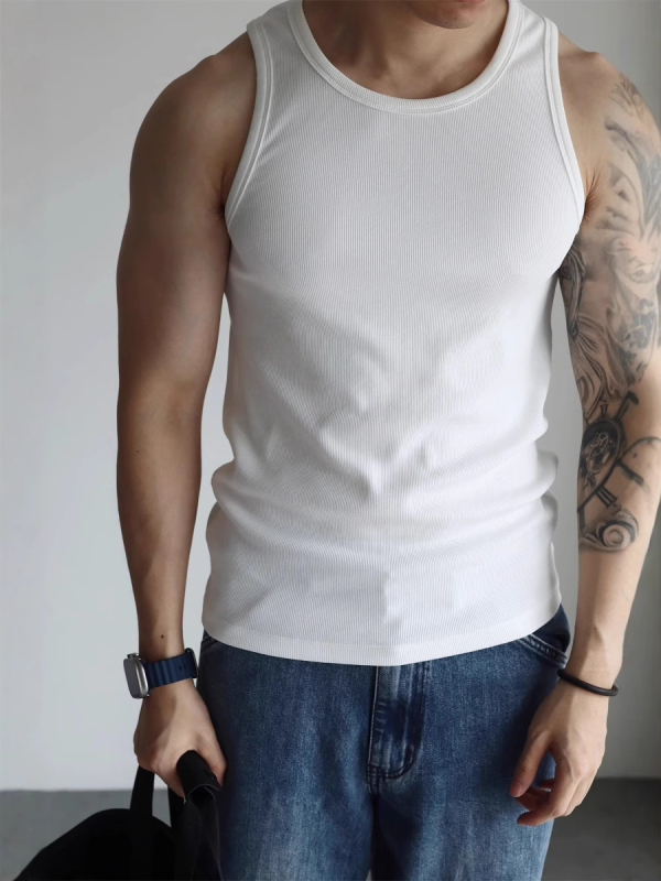 Tank Top – uski kroj; Materijal: 46.2% viskoza, 44.9% pamuk, 8.9% elastan; Sezona: ljeto 2025; Namijenjeno: mladi