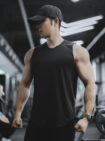 Sportski top bez rukava s okruglim izrezom, poliester tkanina, 80–90% sadržaj poliestera, ljetno, tanak