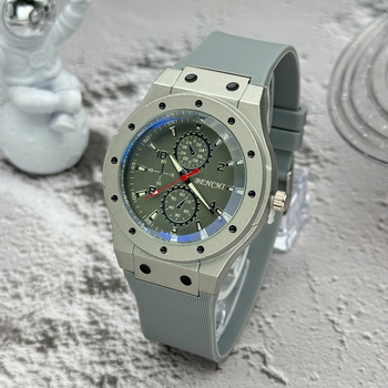 Muški kvarcni sat sa silikonskim remenom, analogni brojčanik, kućište od legure, sportski stil.