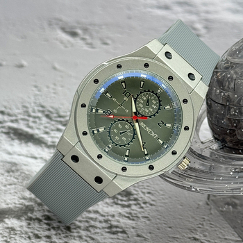 Muški kvarcni sat sa silikonskim remenom, analogni brojčanik, kućište od legure, sportski stil.