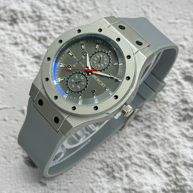 Muški kvarcni sat sa silikonskim remenom, analogni brojčanik, kućište od legure, sportski stil.