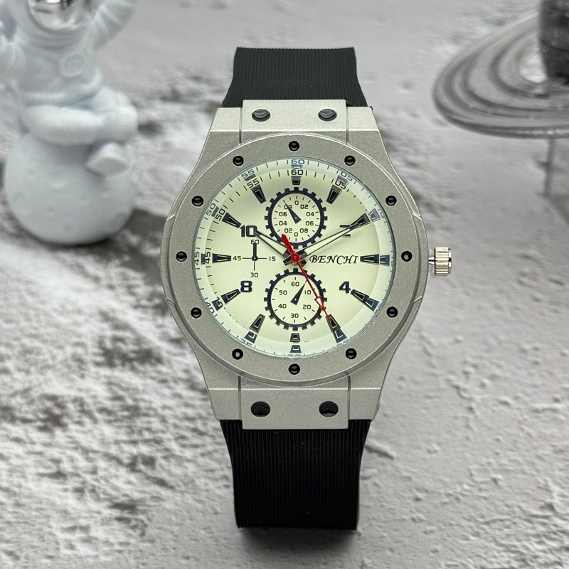 Muški kvarcni sat sa silikonskim remenom, analogni brojčanik, kućište od legure, sportski stil.