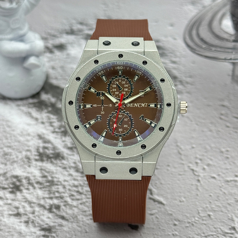 Muški kvarcni sat sa silikonskim remenom, analogni brojčanik, kućište od legure, sportski stil.