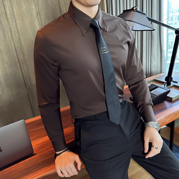 Férfi slim-fit hosszú ujjú ing, hosszú hegyes gallér, egyszínű, poliészter rostokból készült kevert szövet, yarn-dyed, őszi 2023