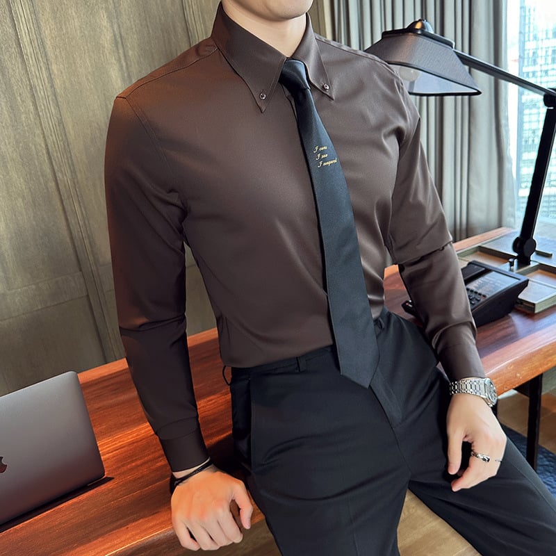 Férfi slim-fit hosszú ujjú ing, hosszú hegyes gallér, egyszínű, poliészter rostokból készült kevert szövet, yarn-dyed, őszi 2023