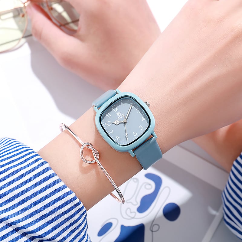 Preppy kvarcni sat s kućištem od nehrđajućeg čelika, kaiš od umjetne kože, analogni prikaz, nije vodootporan.