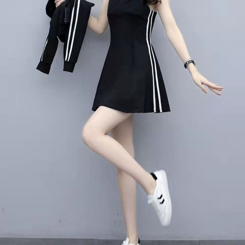 Set din două piese cu top cu glugă și fustă cu bretele, material bumbac-poliester, lungime medie, stil stradal