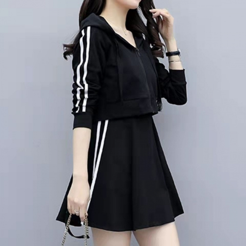 Set din două piese cu top cu glugă și fustă cu bretele, material bumbac-poliester, lungime medie, stil stradal