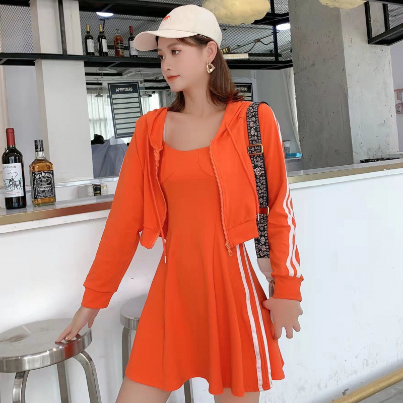 Set din două piese cu top cu glugă și fustă cu bretele, material bumbac-poliester, lungime medie, stil stradal