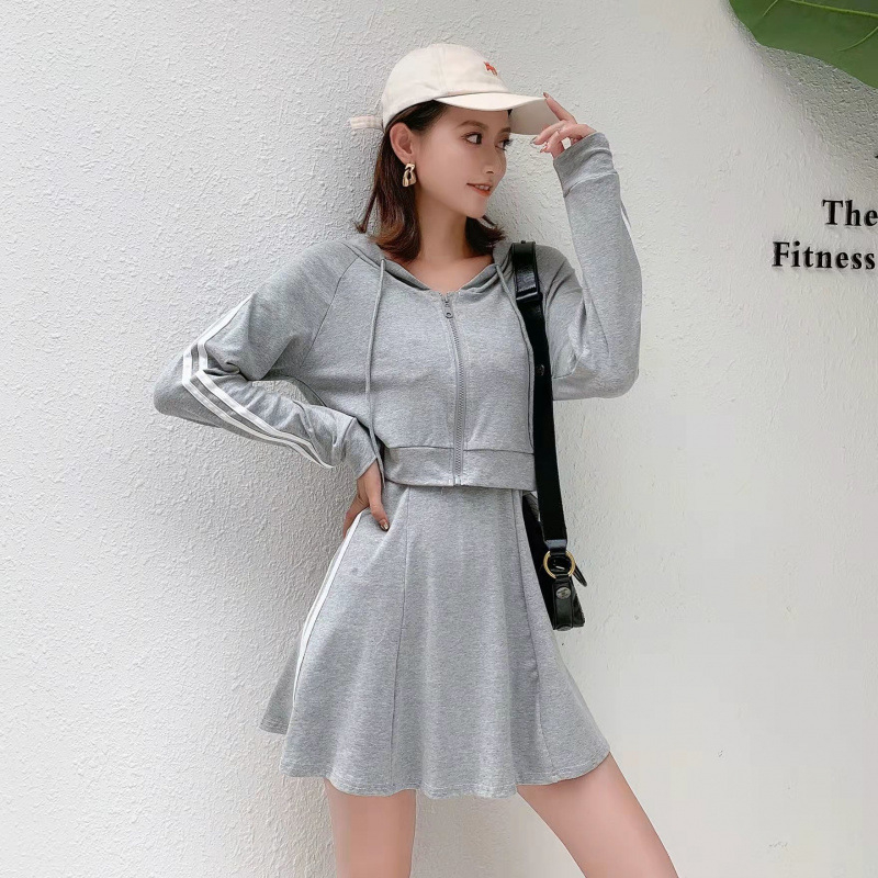 Set din două piese cu top cu glugă și fustă cu bretele, material bumbac-poliester, lungime medie, stil stradal