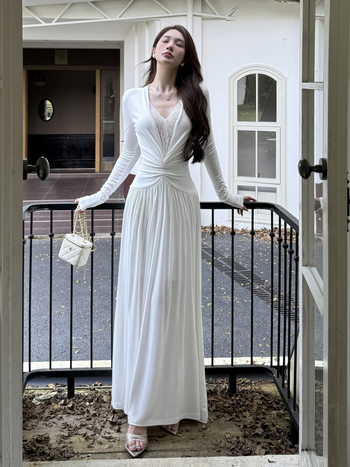 Rochie cu inserții de dantelă, decolteu în V, mâneci lungi, lungime midi, nylon — toamnă 2025