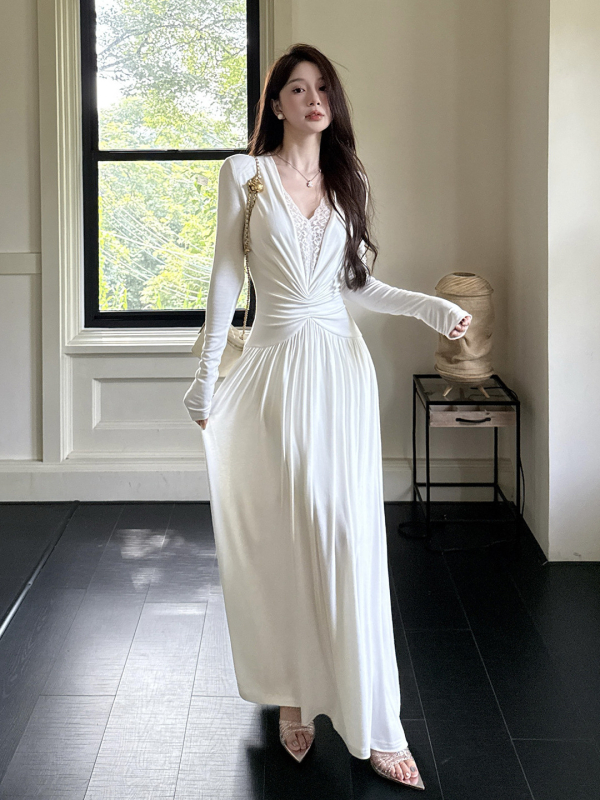 Rochie cu inserții de dantelă, decolteu în V, mâneci lungi, lungime midi, nylon — toamnă 2025