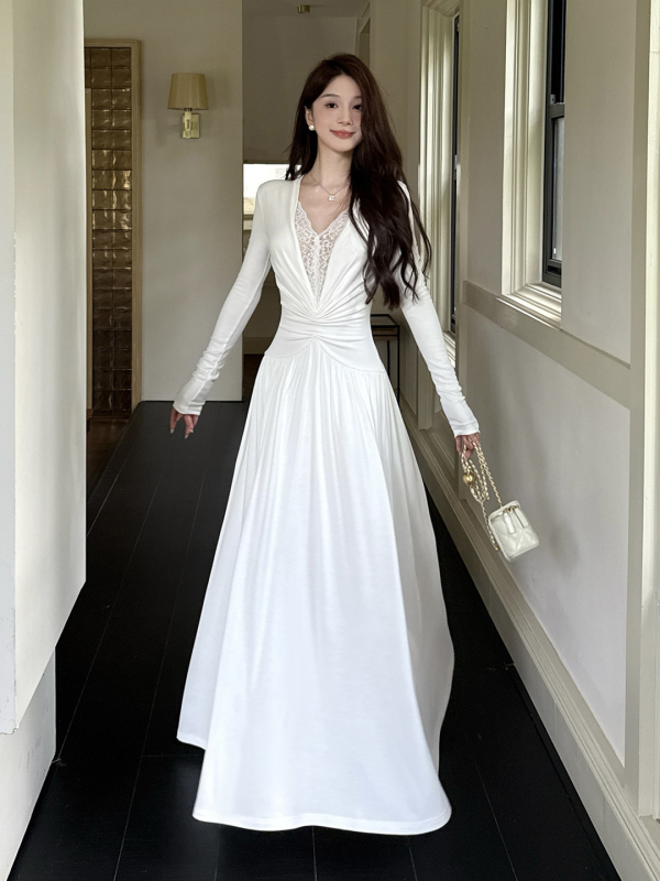 Rochie cu inserții de dantelă, decolteu în V, mâneci lungi, lungime midi, nylon — toamnă 2025