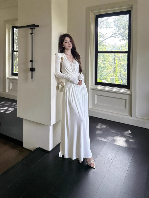 Rochie cu inserții de dantelă, decolteu în V, mâneci lungi, lungime midi, nylon — toamnă 2025