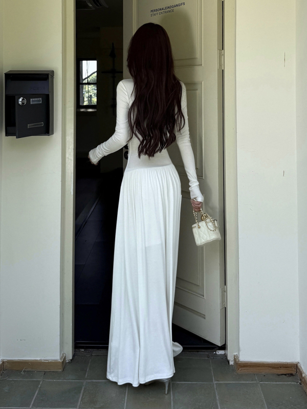 Rochie cu inserții de dantelă, decolteu în V, mâneci lungi, lungime midi, nylon — toamnă 2025