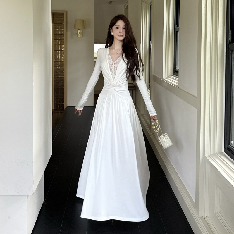 Rochie cu inserții de dantelă, decolteu în V, mâneci lungi, lungime midi, nylon — toamnă 2025