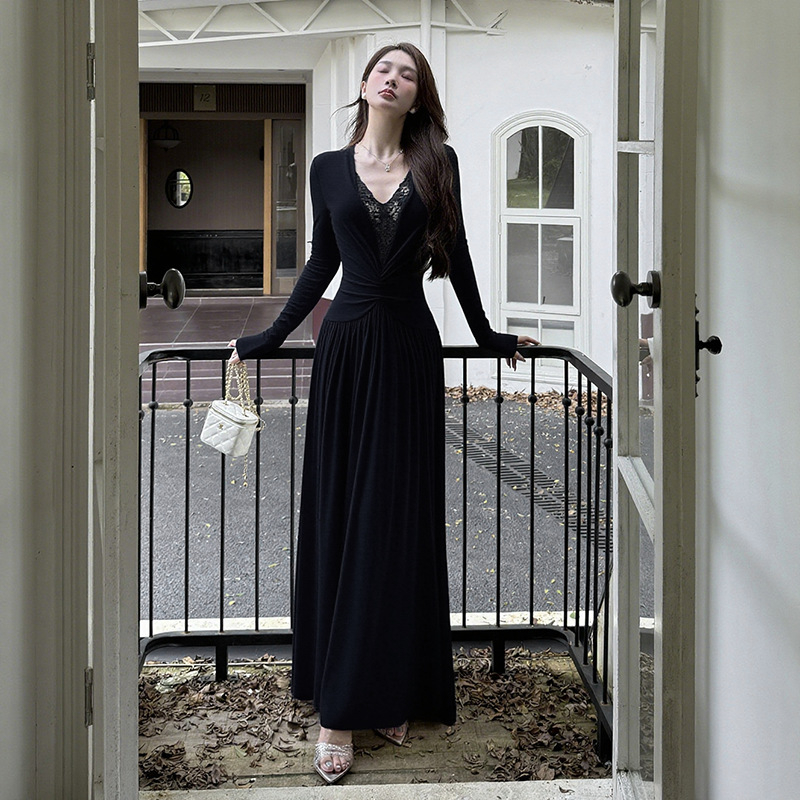 Rochie cu inserții de dantelă, decolteu în V, mâneci lungi, lungime midi, nylon — toamnă 2025