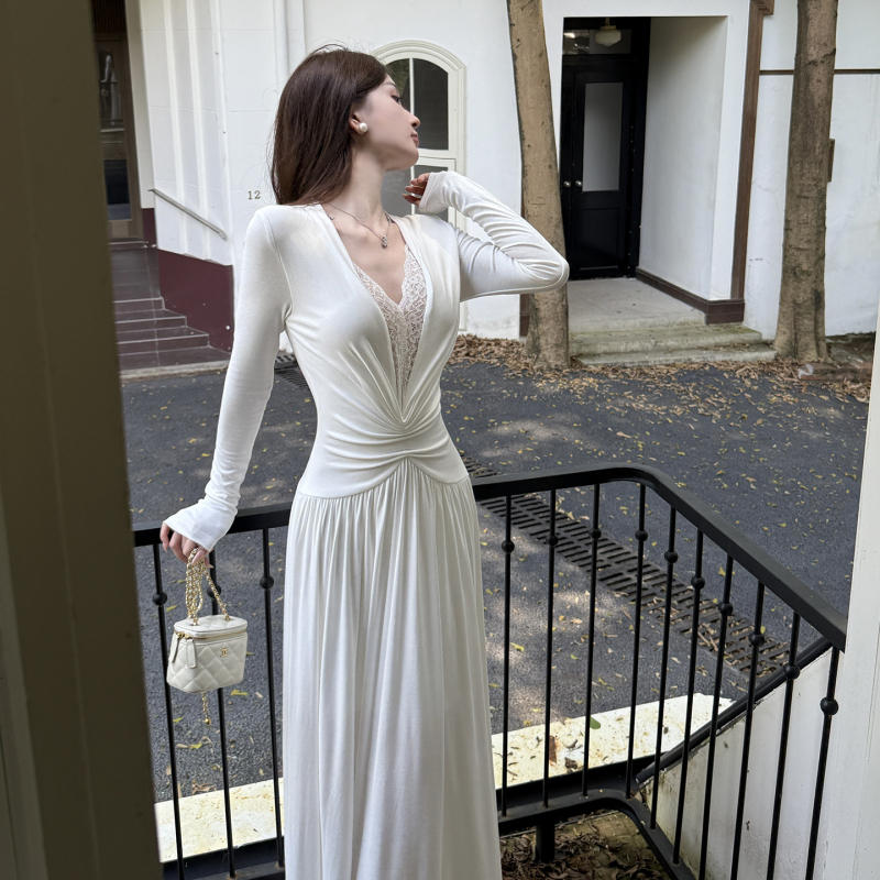 Rochie cu inserții de dantelă, decolteu în V, mâneci lungi, lungime midi, nylon — toamnă 2025