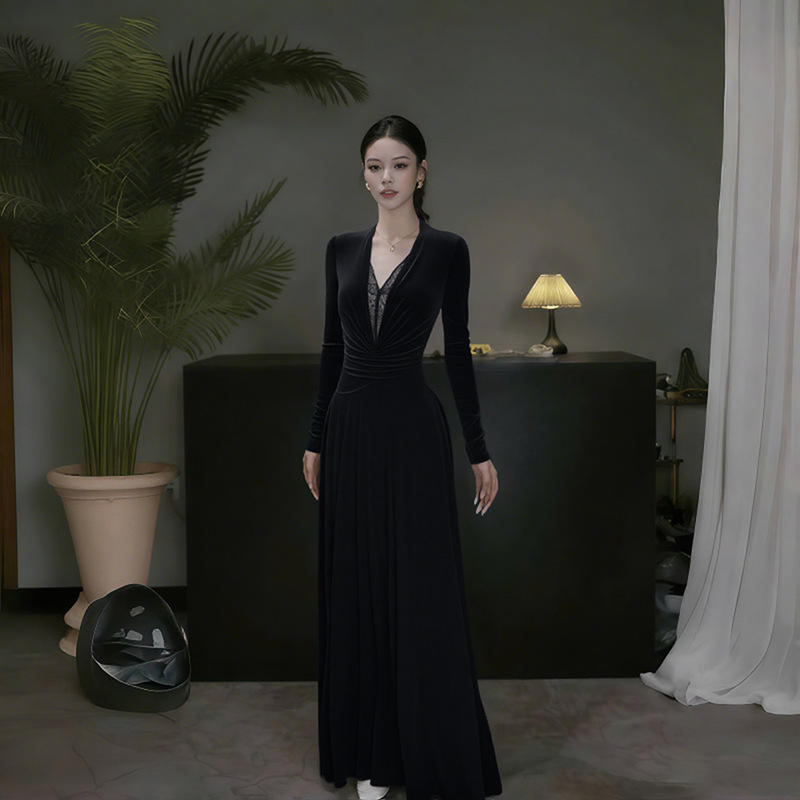 Rochie cu inserții de dantelă, decolteu în V, mâneci lungi, lungime midi, nylon — toamnă 2025