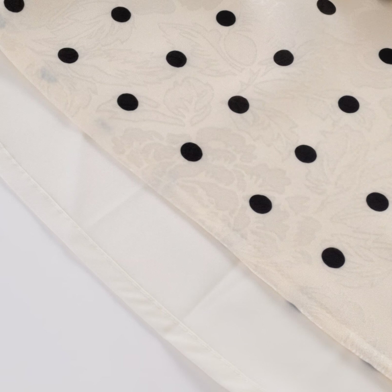 Φόρεμα με πουά μοτίβο, φουσκωτά μανίκια, V-λαιμό, μακρύ Α-γραμμής σιλουέτα με βολάν