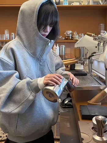 Hooded sweatshirt s dekonstruiranim dizajnom koláže, široki kroj, srednja duljina, zatvarač