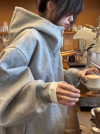 Hooded sweatshirt s dekonstruiranim dizajnom koláže, široki kroj, srednja duljina, zatvarač