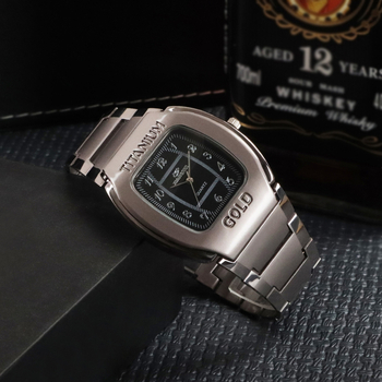 Унисекс часовник с барелова форма, кварцов механизъм, модел 68, циферблат барел, корпус от сплав, каишка от сплав