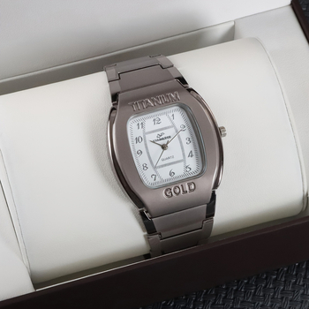 Унисекс часовник с барелова форма, кварцов механизъм, модел 68, циферблат барел, корпус от сплав, каишка от сплав