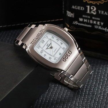 Унисекс часовник с барелова форма, кварцов механизъм, модел 68, циферблат барел, корпус от сплав, каишка от сплав