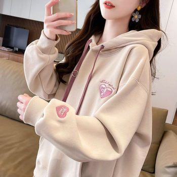 Hanorac damă din modal fleece, cu glugă, lungime ultra-scurtă, mâneci tip prințesă, închidere cu un singur nasture