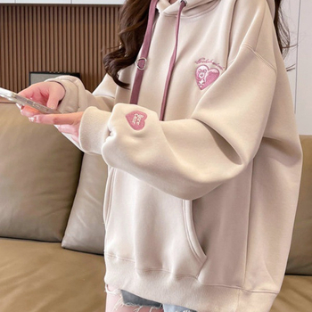 Hanorac damă din modal fleece, cu glugă, lungime ultra-scurtă, mâneci tip prințesă, închidere cu un singur nasture