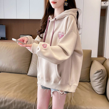 Hanorac damă din modal fleece, cu glugă, lungime ultra-scurtă, mâneci tip prințesă, închidere cu un singur nasture