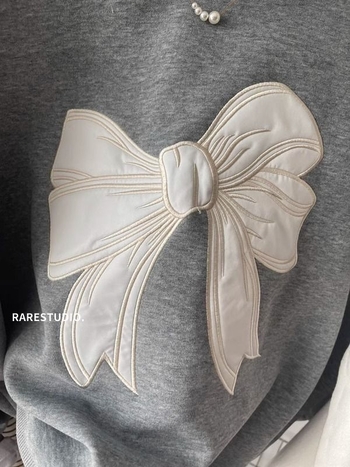 Hanorac de damă cu glugă, din pluș modal, broderie patch, croială lejeră, lungime ultracurtă, mâneci lungi