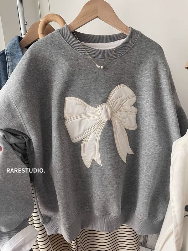 Hanorac de damă cu glugă, din pluș modal, broderie patch, croială lejeră, lungime ultracurtă, mâneci lungi