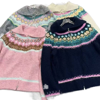 Viskozni pleteni kardigan s prugastim uzorkom, okrugli izrez, dugi rukavi, zatvarač, srednja debljina, jesen 2025, elegantan gradski stil