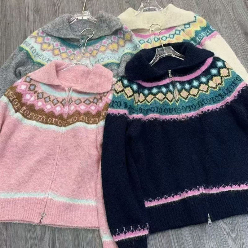 Viskozni pleteni kardigan s prugastim uzorkom, okrugli izrez, dugi rukavi, zatvarač, srednja debljina, jesen 2025, elegantan gradski stil