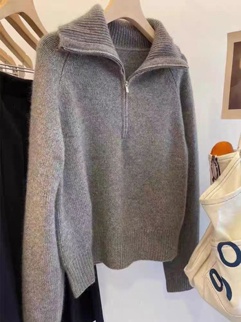 Vilnas džemperis ar reversa apkakli, 95% vilna, bieza adījuma tekstūra, garas piedurknes, brīvs piegriezums