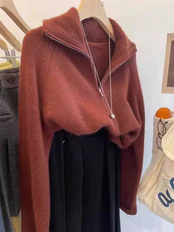 Vilnas džemperis ar reversa apkakli, 95% vilna, bieza adījuma tekstūra, garas piedurknes, brīvs piegriezums