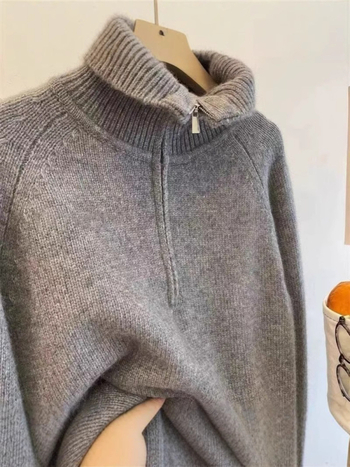 Vilnas džemperis ar reversa apkakli, 95% vilna, bieza adījuma tekstūra, garas piedurknes, brīvs piegriezums